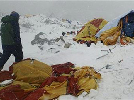 На Эвересте спасатели обнаружили 100 выживших альпинистов