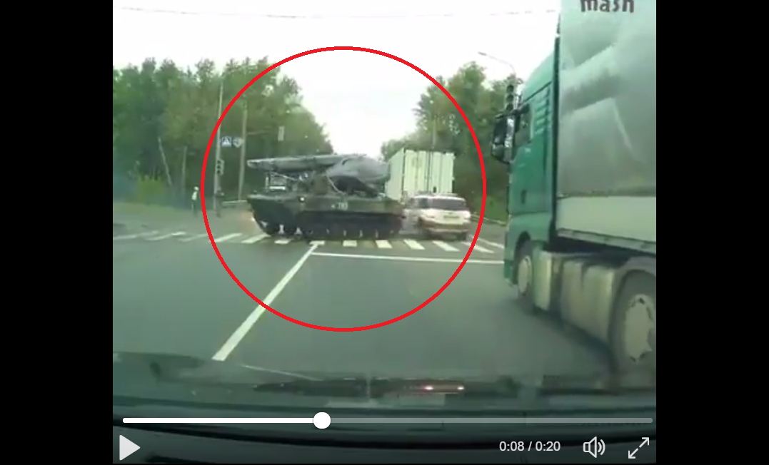 Российские военные на БТР на полном ходу снесли иномарку на трассе в Рязани: видео жуткой аварии опубликовано в Сети - кадры