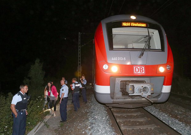 17-летний беженец из Афганистана с криками "Аллах акбар" устроил кровавое побоище в поезде Германии