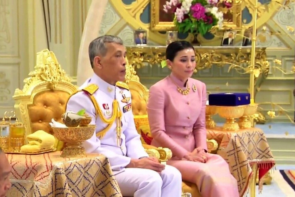 Король Таиланда Рама Х в 66 лет женился на главе своей охраны - резонансные кадры