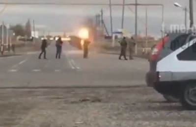 Самоубийство смертницы на КПП в Грозном попало на видео: после взрыва тело Спиридоновой разлетелось на куски