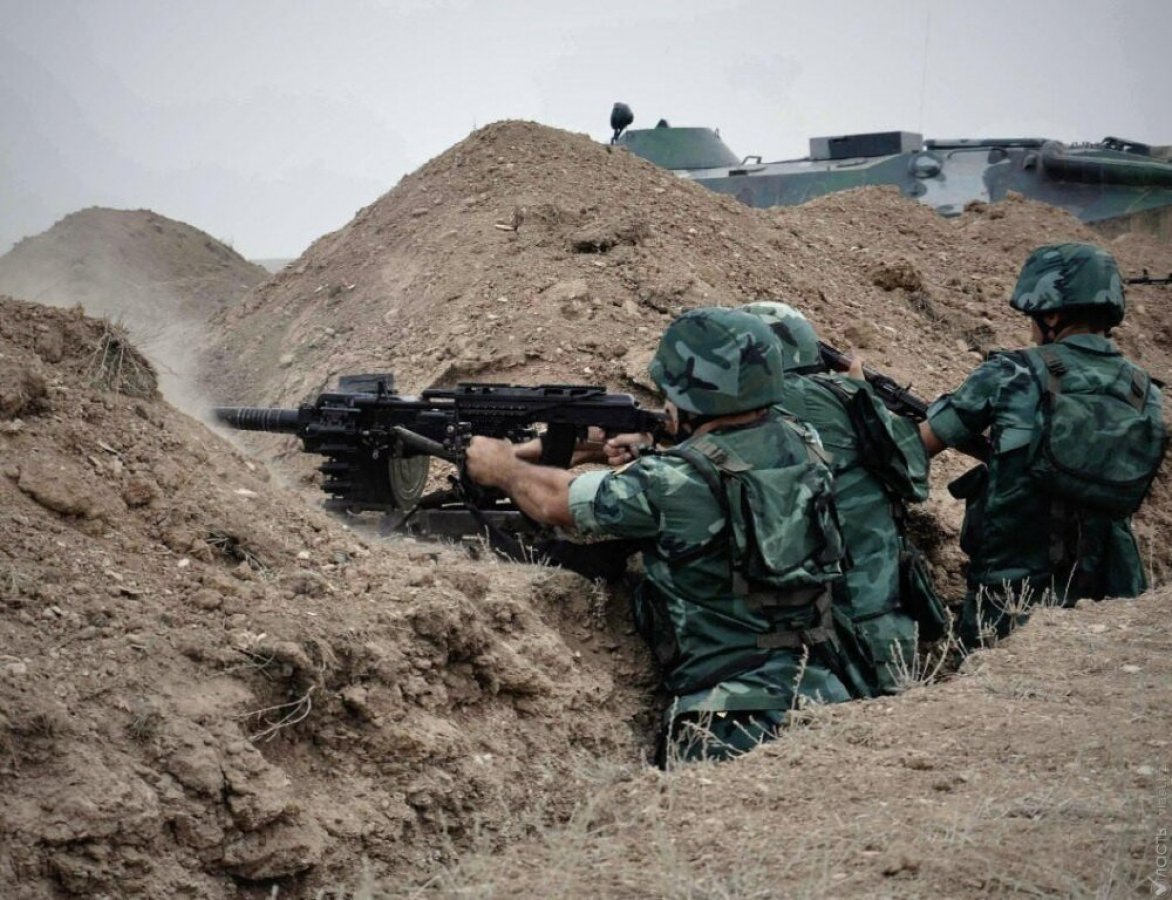 Конфликт Армении и Азербайджана: "Работают артиллерия и танки. Комментировать происходящее на границе мирным запрещено"