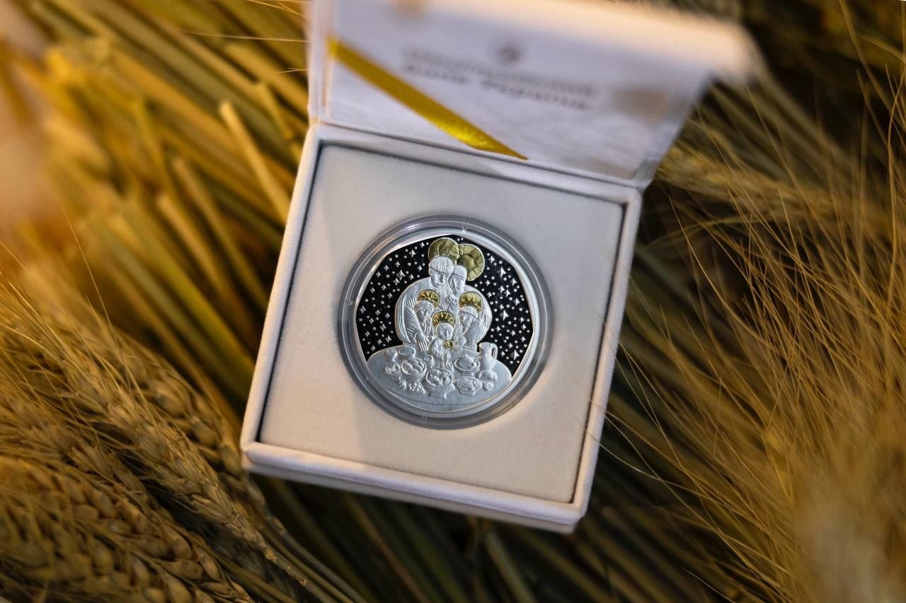 "Дух Рождества": НБУ представил уникальную памятную монету с бриллиантом, посвященную традициям Украины