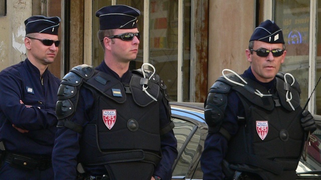 Матч между сборными России и Словакии будут охранять тысячи французских полицейских 