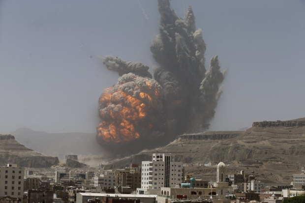От сильного авиаудара в Йемене погибли 25 человек. Видео 