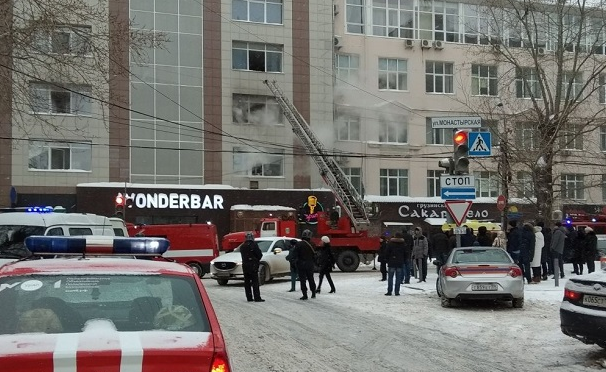 В Перми произошел масштабный пожар в бизнес-центре: люди в отчаянии выпрыгивали из окон - кадры