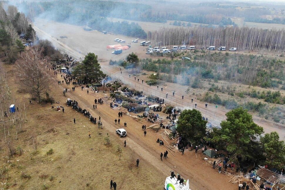 Американские СМИ нашли связь между наплывом мигрантов и стягиванием армии России к границам Украины