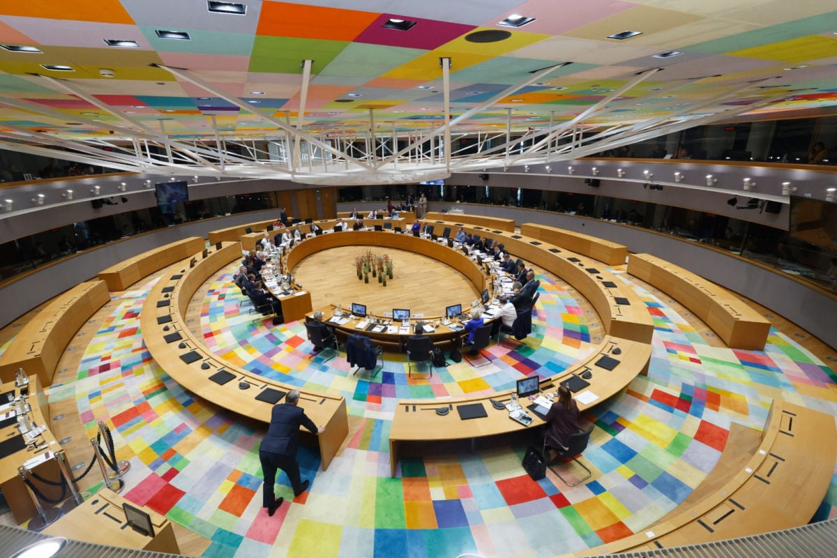 Камеры поймали Орбана в демонстративной позе во время обращения Зеленского к Евросовету