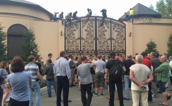 Беспредел от автомайдана: Активисты ворвались на территорию поместья Ахметова в Конча-Заспе