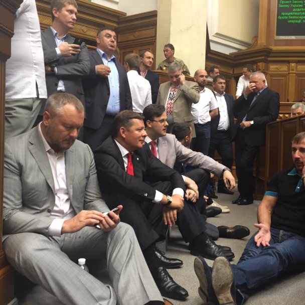 Ляшко и Тимошенко захватили трибуну в Раде - “сидячий” протест продолжается