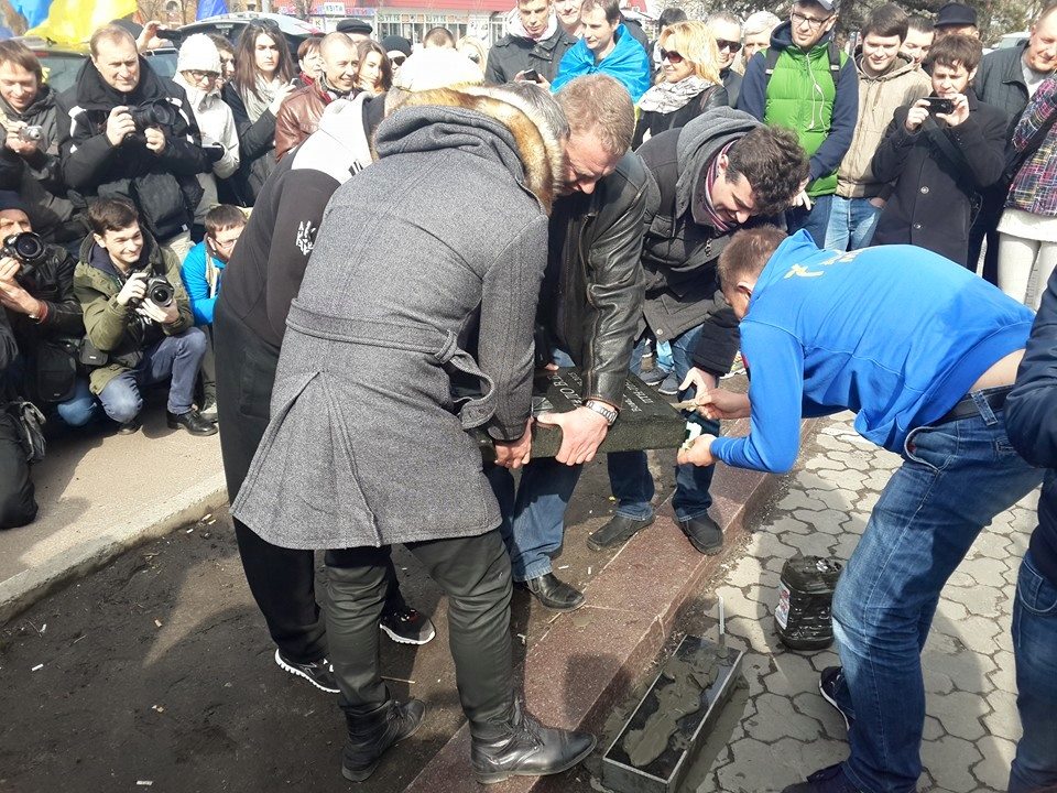 В Киеве уже назвали дату смерти Путина и установили надгробие у посольства России