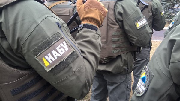 До четырех утра продолжался скандальный обыск офиса "МАУ" в Киеве – изъяты документы и техника