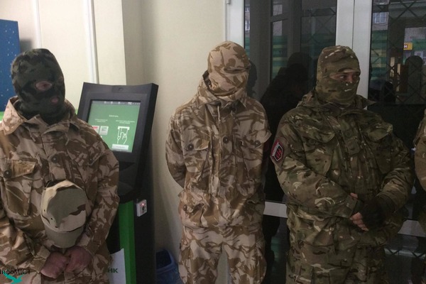 СМИ: бойцы "Правого сектора" заблокировали центральное отделение "Приватбанка" в Черкассах