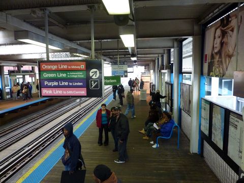 В чикагском метро мужчина стрелял из винтовки