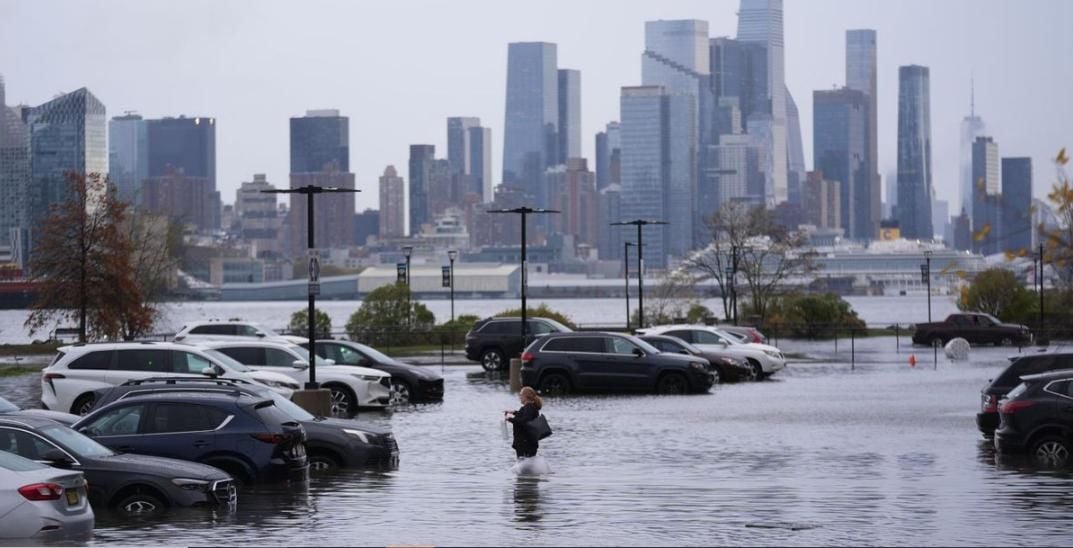 На Нью-Йорк обрушилась стихия: рекордные осадки затопили улицы, есть погибшие – NYT
