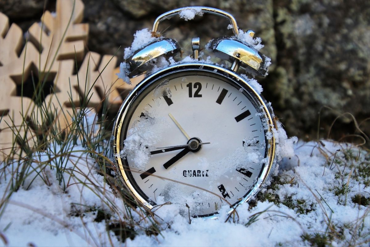 Когда переводят часы на зимнее время в Украине и как это повлияет на здоровье людей
