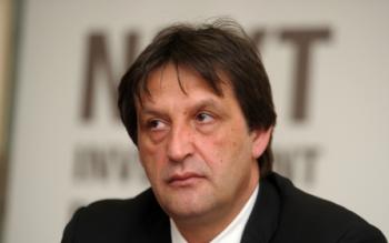 Сербский министр получил отставку за шутку о журналистках, стоящих на коленях