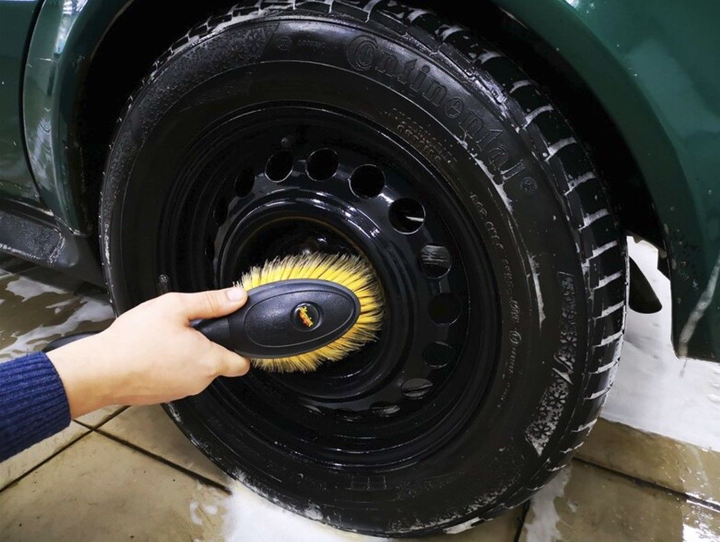 Зачем регулярно мыть колеса автомобиля 