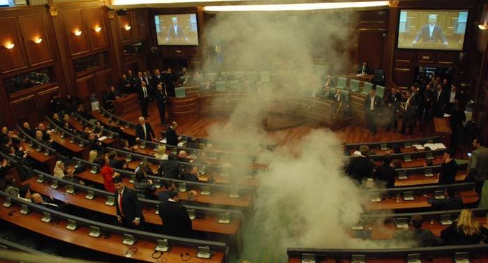 Оппозиция Косово срывала выборы президента, атаковав слезоточивым газом зал заседаний парламента - СМИ