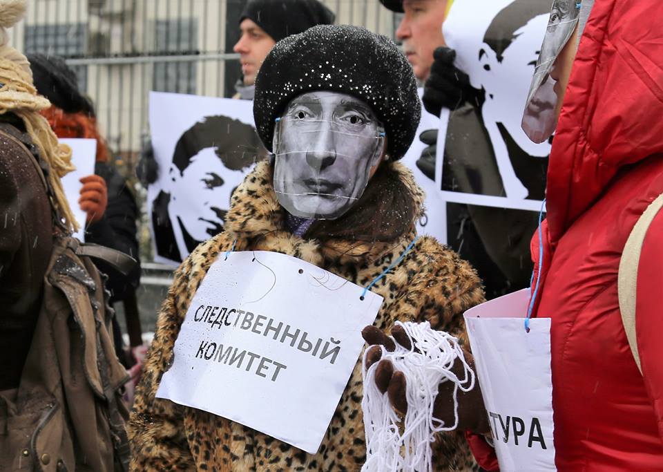 Пера боятся не меньше пули: журналисты напугали российских дипломатов протестом против политики Путина под посольством РФ в Киеве