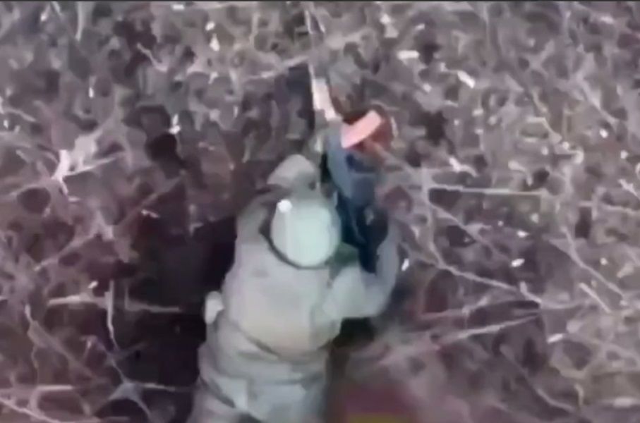 Появилось видео точной работы ВСУ: бомба, сброшенная с дрона, попала прямо на голову оккупанту РФ