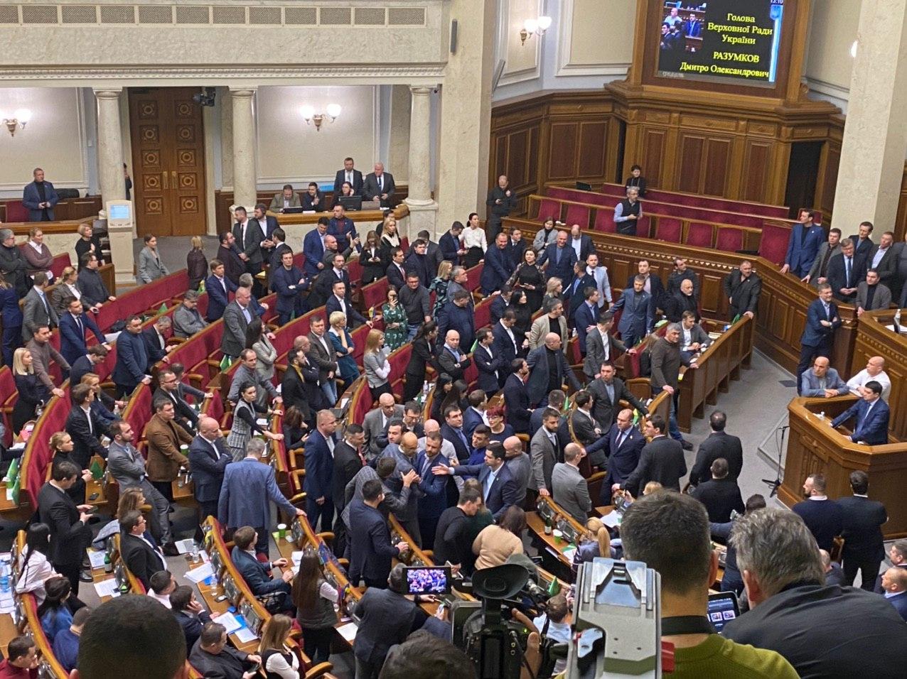 В Раде выступили в поддержку Стерненко перед избранием меры пресечения: "Наступление на демократию"