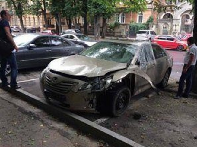 В центре Одессы произошел взрыв машины бывшего депутата, имя чиновника держится в тайне: опубликованы первые кадры - СМИ