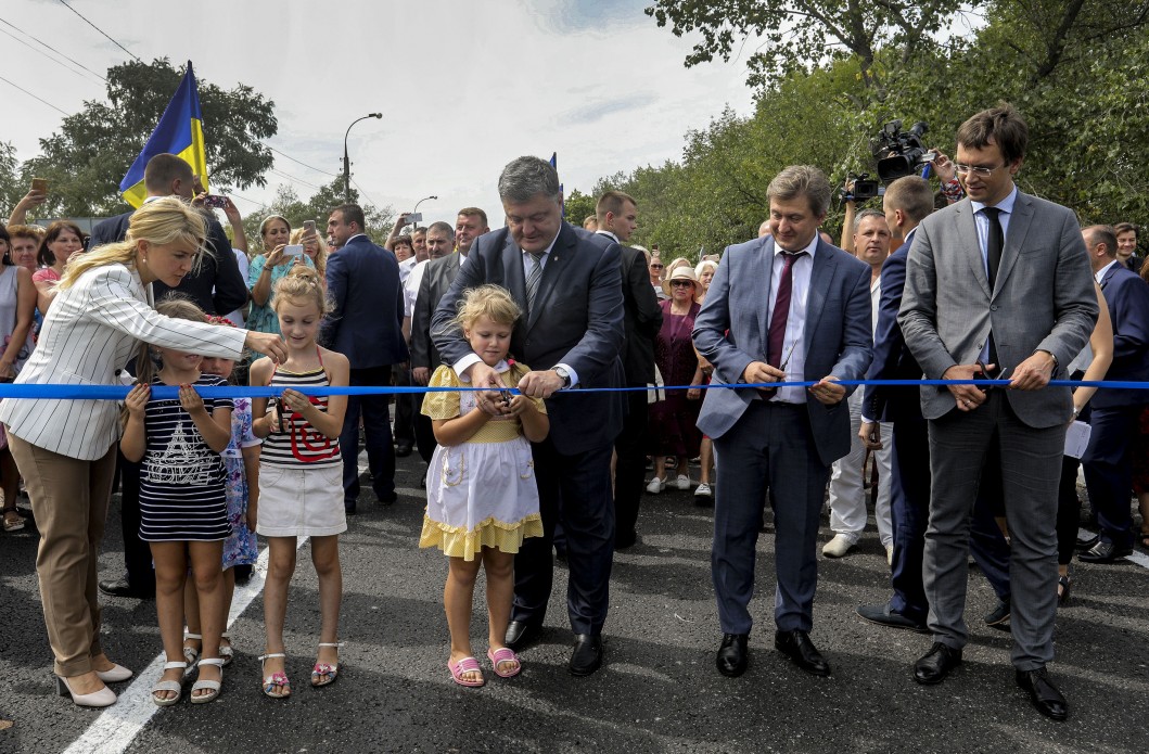 "Мы будем строить экономику, строить страну и строить такие классные дороги", - президент Порошенко в Изюме вместе с местными детьми проверил новый мост 