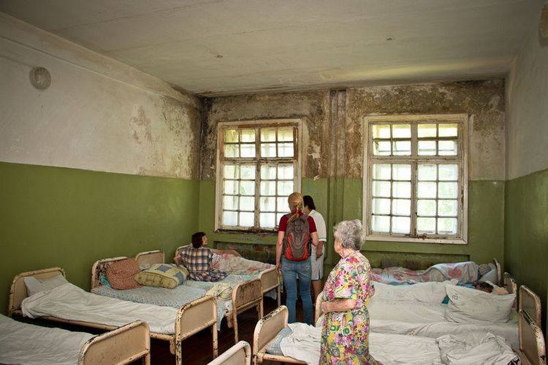 Россиянин показал, как в РФ лечат от коронавируса: больницу затопил ливень, вода капает с потолка в ведра