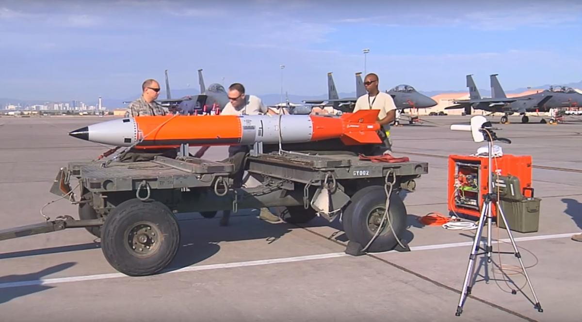 Россия затаила дыхание: ВВС США успешно испытали уникальную ядерную бомбу "B61-12" пятого поколения