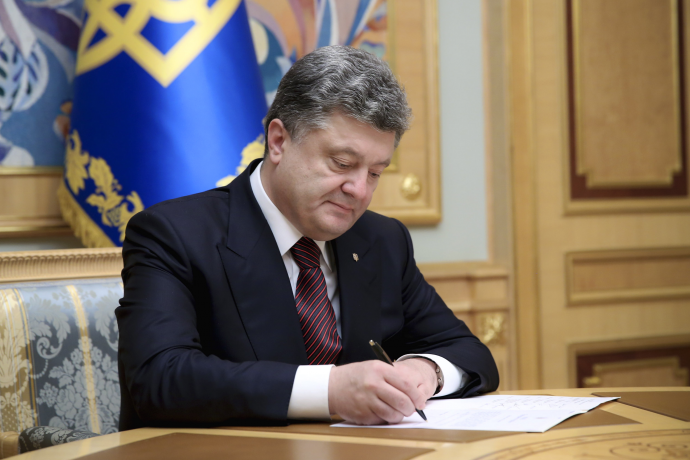 Больше украинского: Порошенко подписал закон про долю украиноязычных песен на радиостанциях