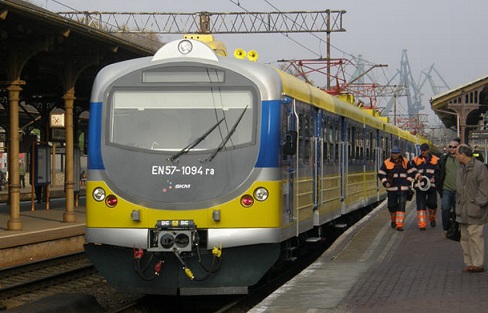 Неспокойный рейс: 200 человек в Польше остановили поезд и начали драку с пассажирами