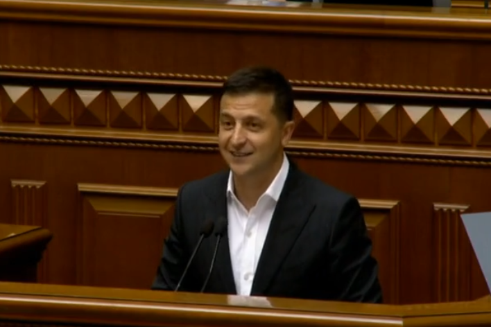 Зеленский устроил шоу перед Верховной Радой - нашумевшие кадры