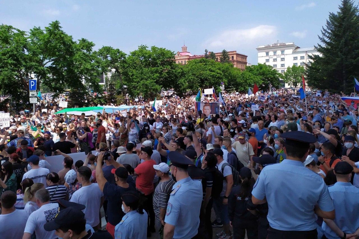 ​В Хабаровске на 8-й день на улицы вышло рекордное число россиян - 50 тысяч протестующих требуют отставки Путина