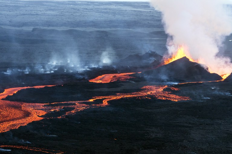 СМИ: в результате извержения вулкана в Исландии появилось уникальное озеро из лавы