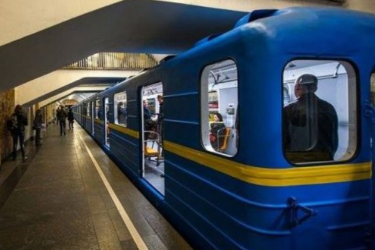 ЧП в киевском метро: на эскалаторе подростки распылили неизвестное вещество, есть пострадавшие