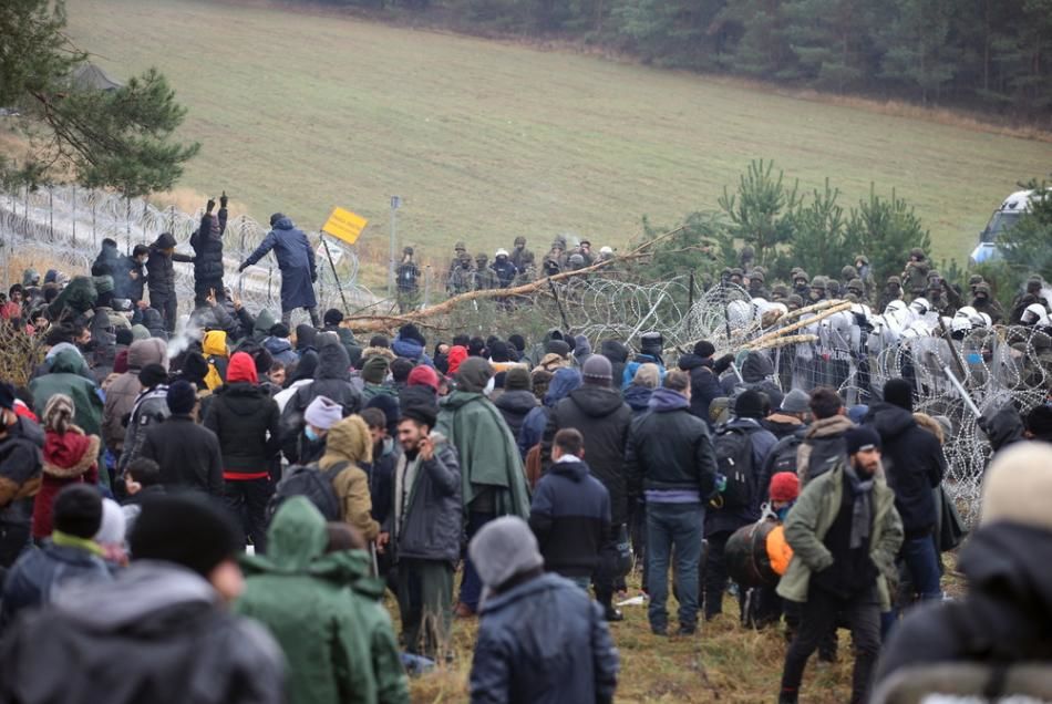 На границе Польши и Беларуси слышна стрельба: сотни арабских мигрантов готовятся к новому штурму