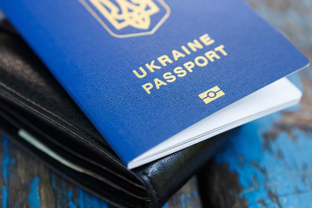 ​Мужчины Украины от 18 до 60 лет больше не смогут получать паспорта за границей: детали указа