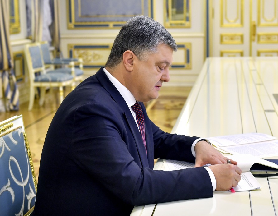 Военнослужащие-контрактники теперь могут уволиться или продлить контракт – Порошенко подписал новый закон