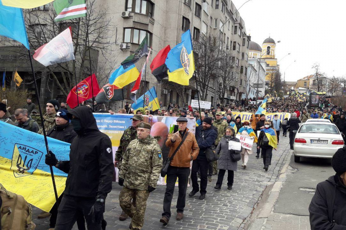 ​"В масках и противогазах", - тысячи ветеранов вышли в Киеве на Марш Патриотов вопреки карантину: кадры