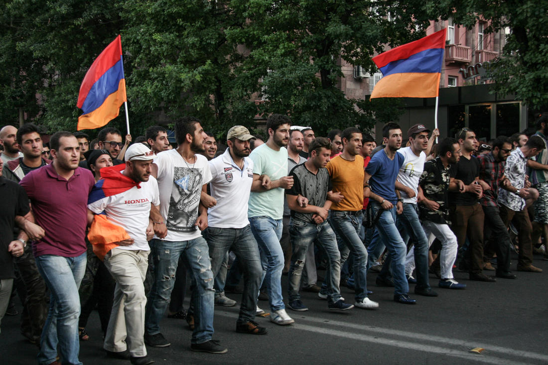 Протесты в Армении: митингующие окружили резиденцию премьер-министра - кадры