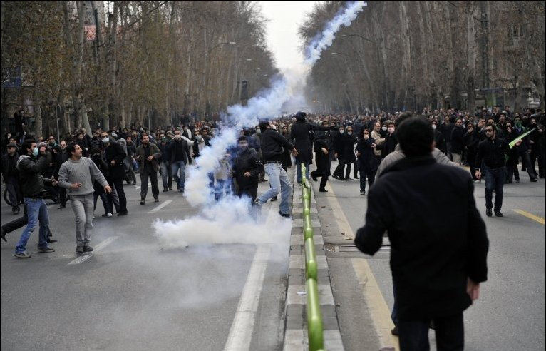 В Иране разгневанные протестующие начали расстреливать силовиков - среди полицейских есть первые жертвы: кадры