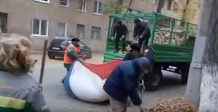 Предназначение - быть мешком для отходов? Уборщики улиц в Волгограде собирают мусор во флаг России (эксклюзивные кадры)