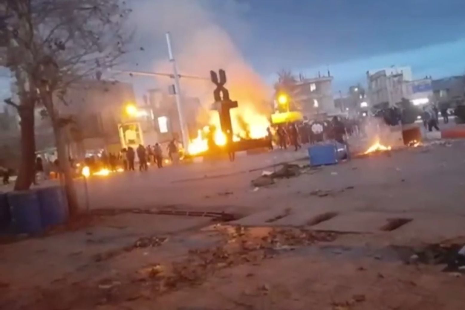 Иран охвачен масштабным восстанием: протестующие бьются с КСИР и жгут военные базы