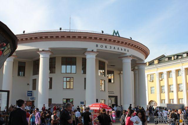 В Киеве станция метро "Вокзальная" закрыта из-за сообщения о минировании