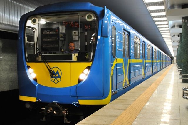 В киевском метро человек упал на рельсы