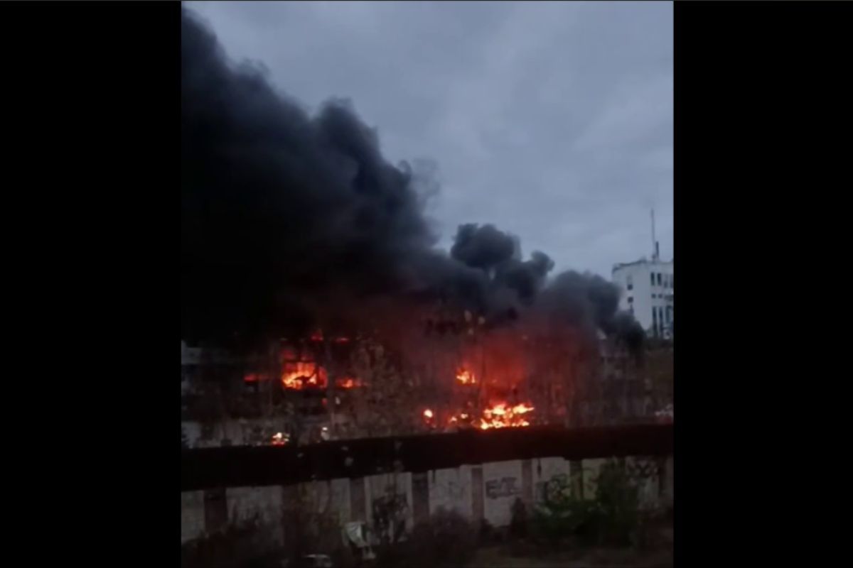 В Орле ракеты разнесли "Протон" - военный завод разрушен, обломки горят