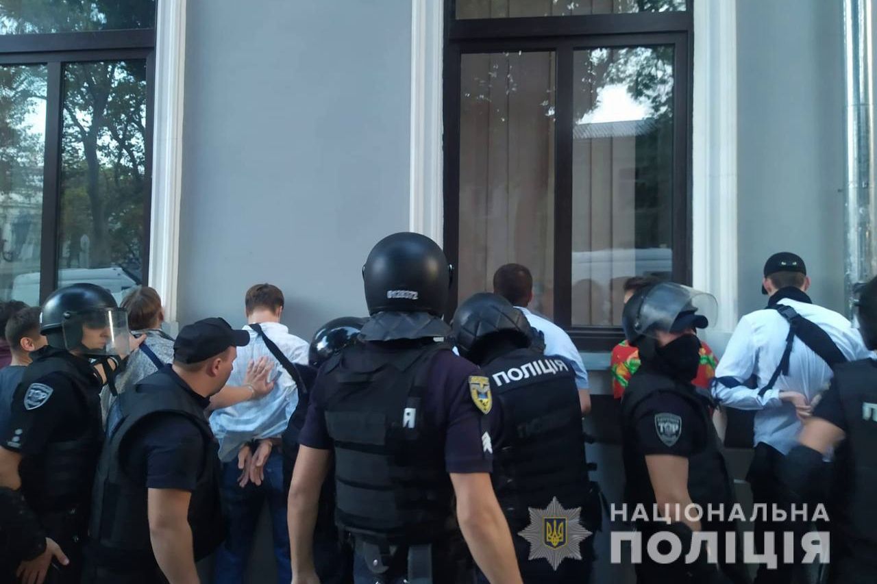 На ЛГБТ-марш в Одессе напали "традиционалисты": 29 полицейских ранены в столкновениях