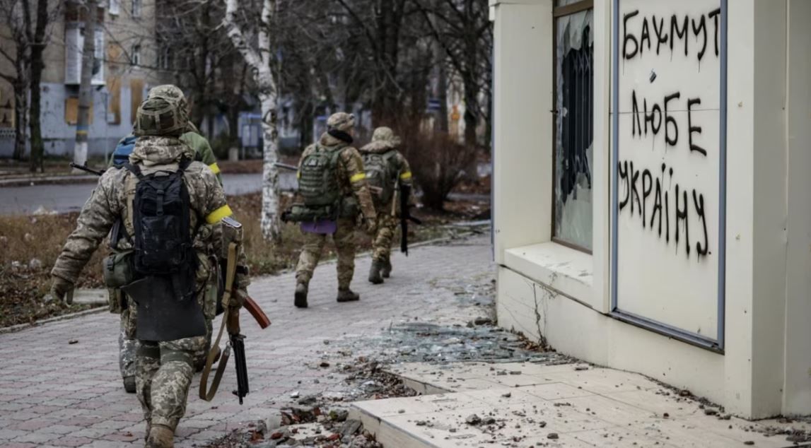 Защитник Бахмута показал, что в реальности происходит в городе, заподозрив Пригожина во лжи