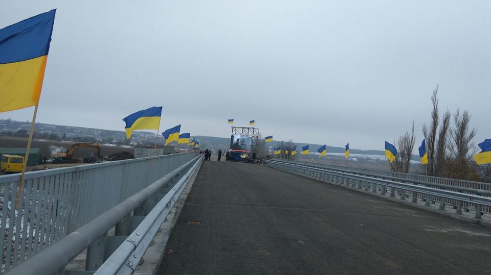 Мы успешно восстановили мосты на Донбассе, разрушенные террористами! Украинский мир окончательно побеждает "русский Миръ"! С Новым годом Вас, дорогие украинцы, - Жебривский